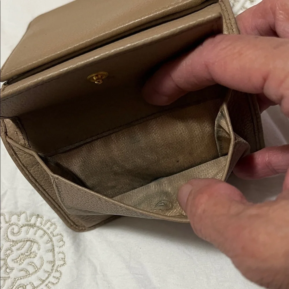 Authentic Prada Beige Leather Wallet with Gold Logo - Picture 5 of 6